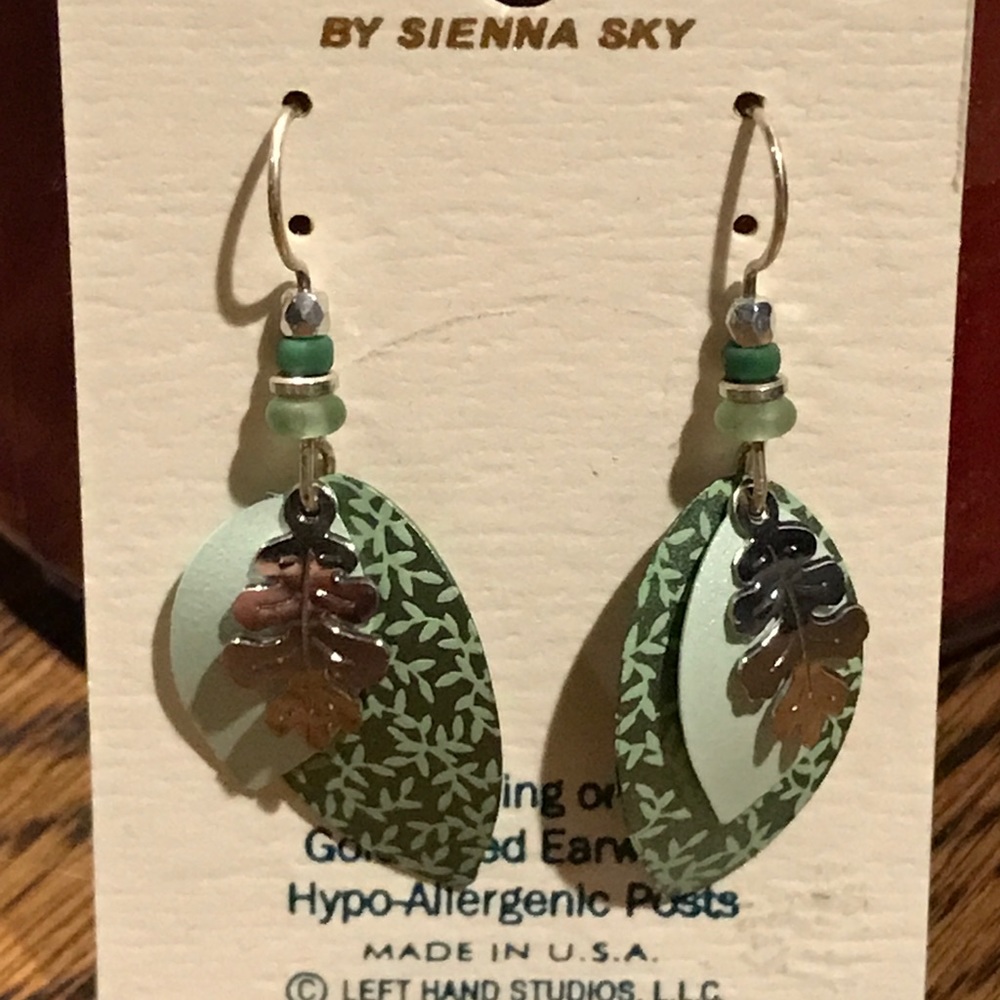 Adajio green leaf earrings